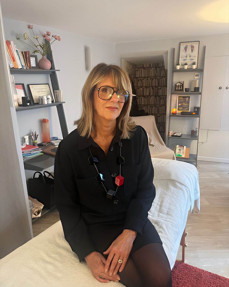 Nathalie Flambard, praticienne indépendante en auriculothérapie laser, assise dans son cabinet à Caen
