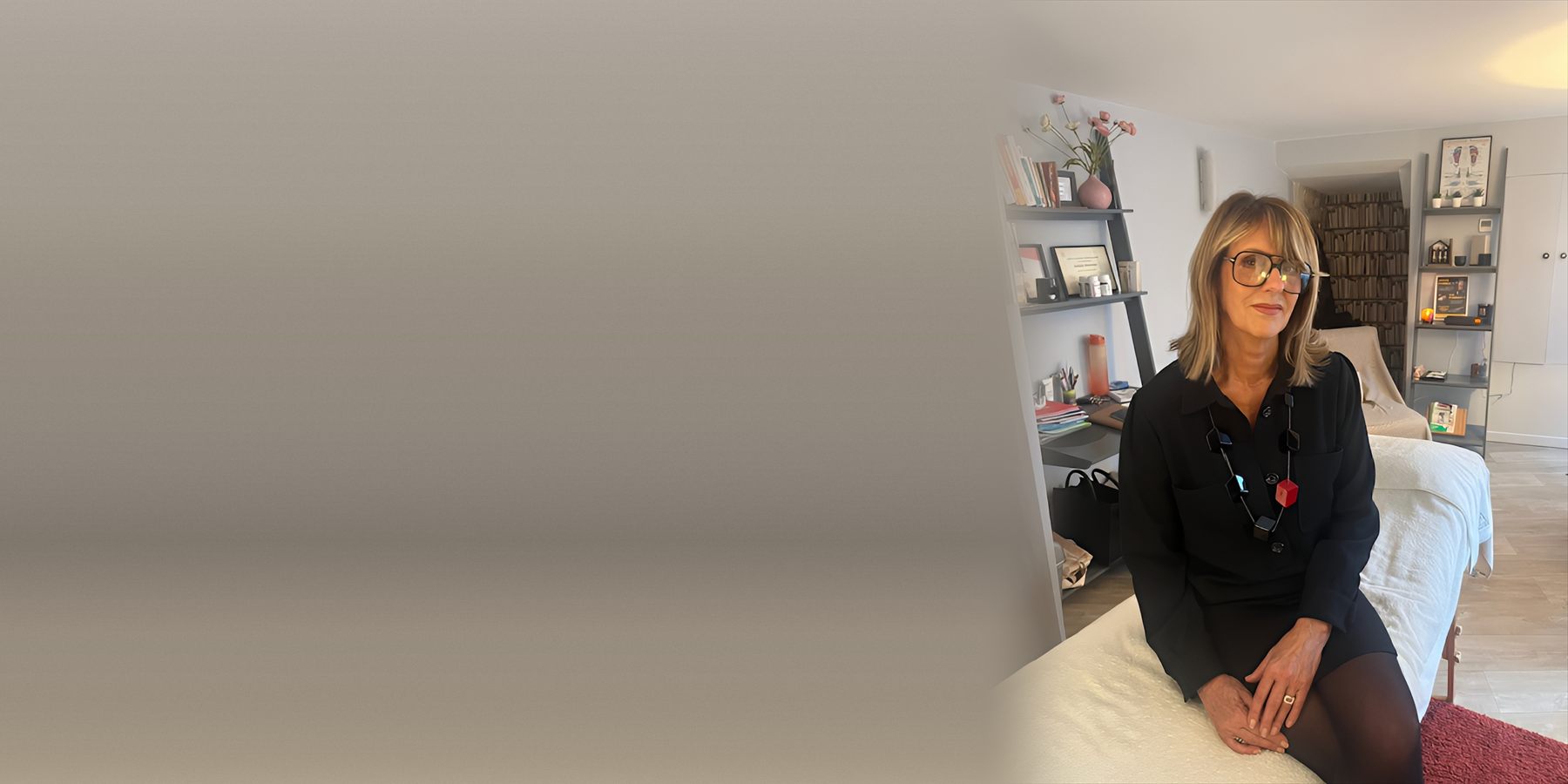 Nathalie Flambard, praticienne en auriculothérapie laser, dans son cabinet à Caen