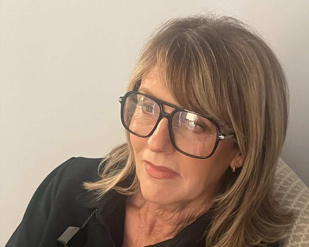 Nathalie Flambard, détendue, dans son cabinet de Caen